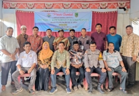 Foto bersama saat serah terima jabatan Pj Penghulu Bangko Pertama yang lama ke yang baru